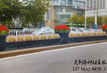 汕头市市城绿中心组织人力物力对道路花箱护栏鲜花进行更换！