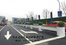 河南新乡道路花箱护栏安装完成，安全防护效果明显
